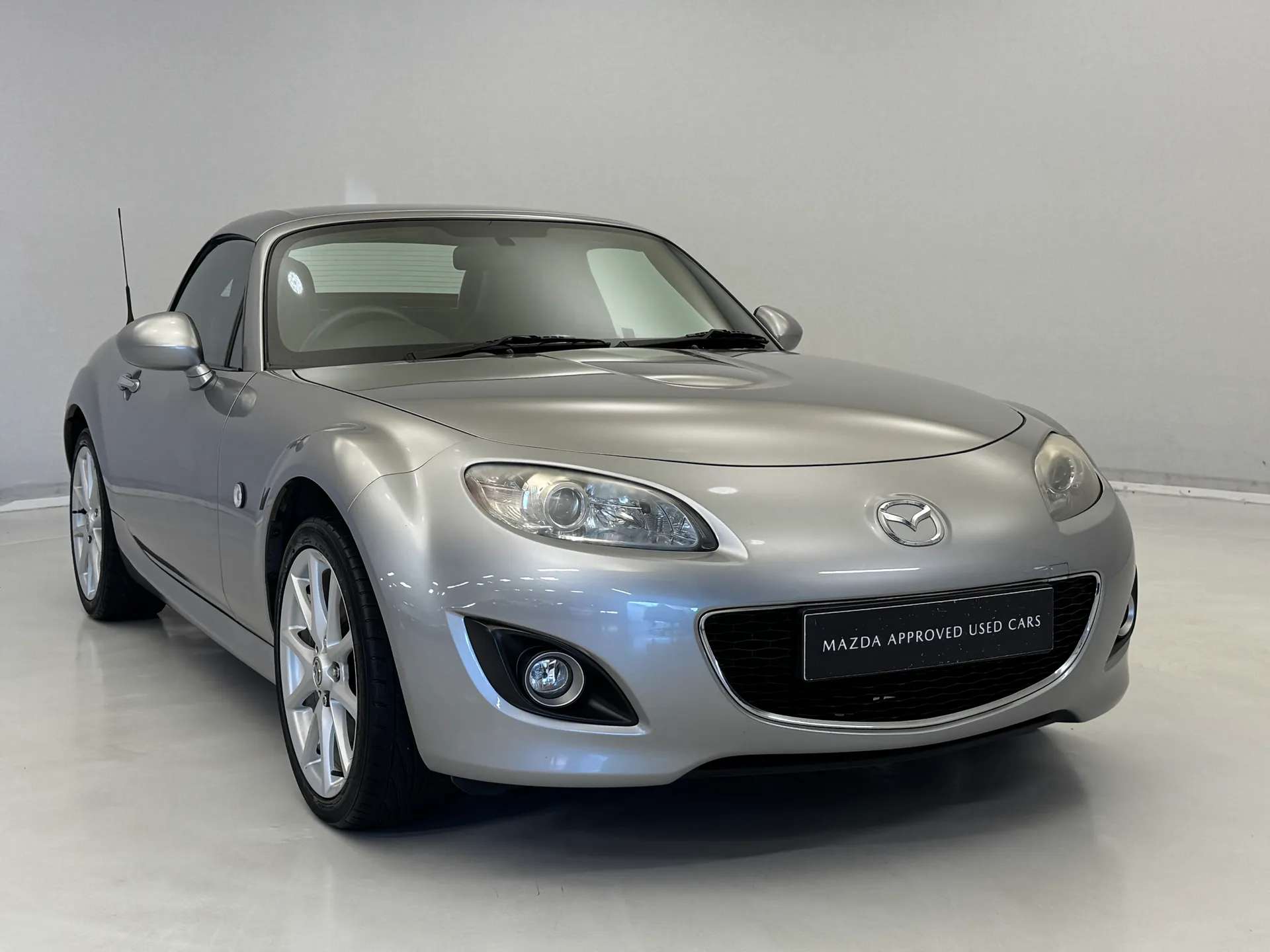 A 2010 MAZDA MX-5 2.0i Sport Tech 2dr A 2010 MAZDA MX-5 2.0i Sport Tech 2dr