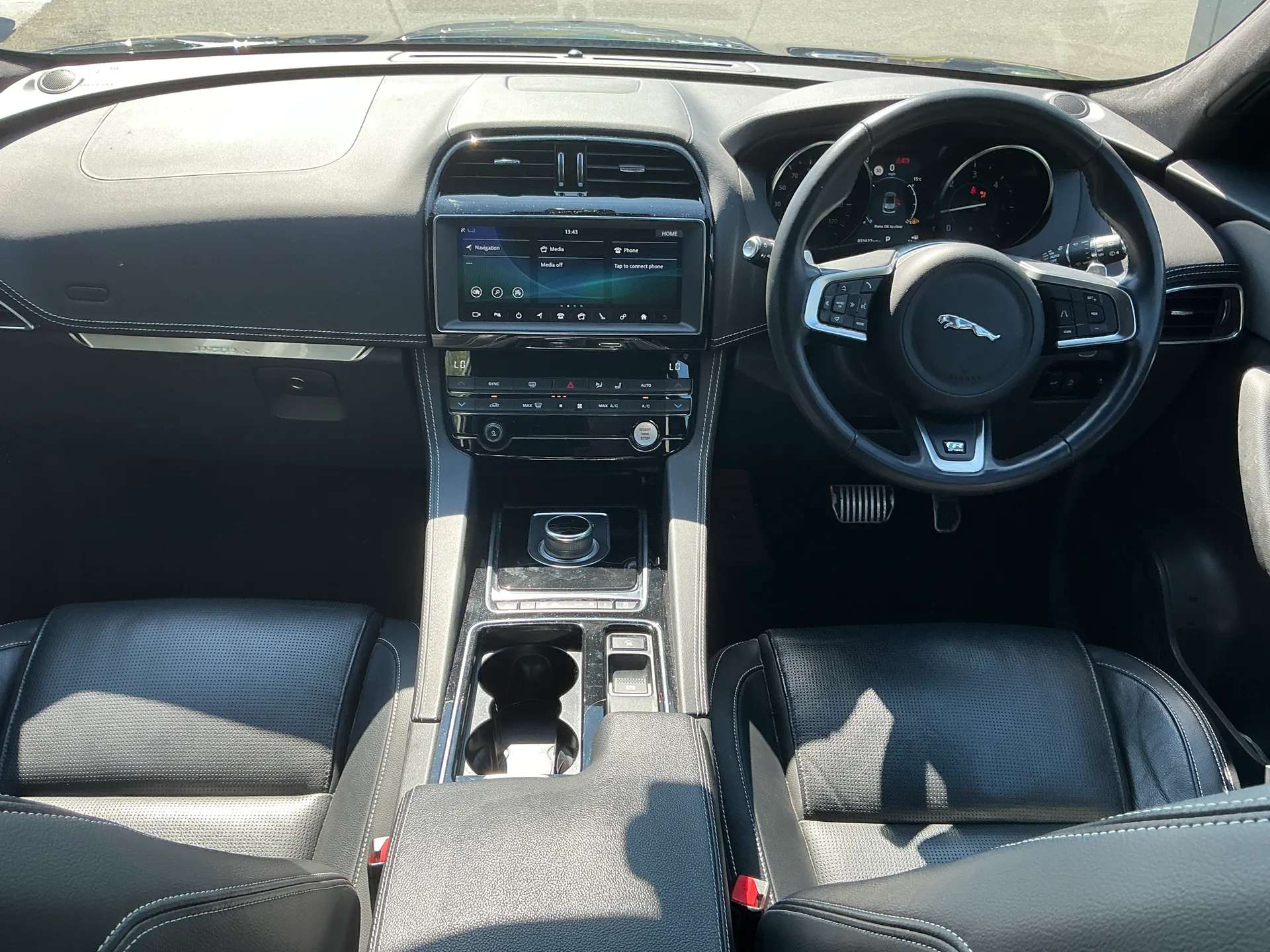 A 2021 JAGUAR F-PACE 2.0d R-Sport 5dr Auto AWD A 2021 JAGUAR F-PACE 2.0d R-Sport 5dr Auto AWD