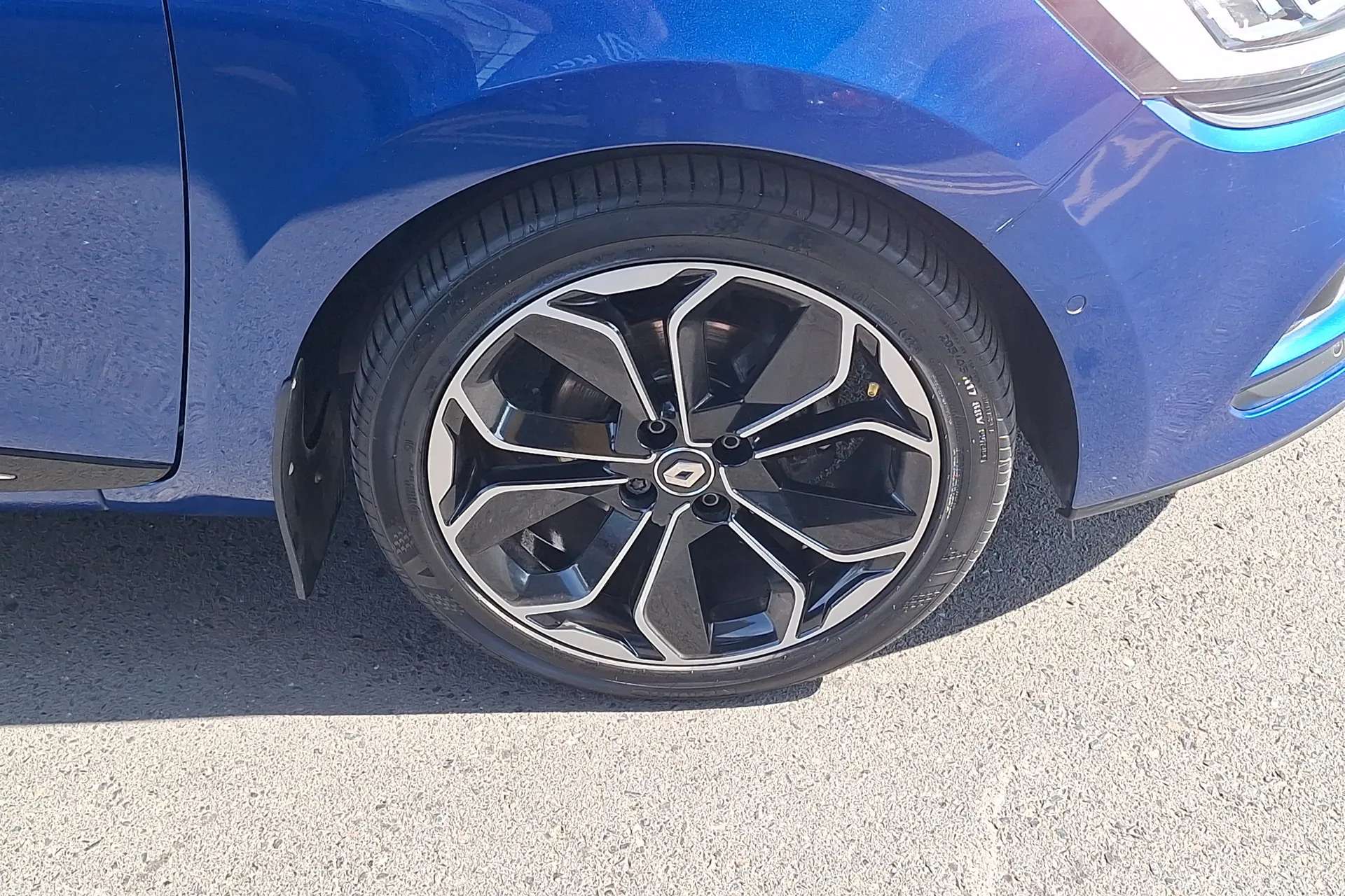 A 2018 RENAULT CLIO 0.9 TCE 90 Signature Nav 5dr A 2018 RENAULT CLIO 0.9 TCE 90 Signature Nav 5dr