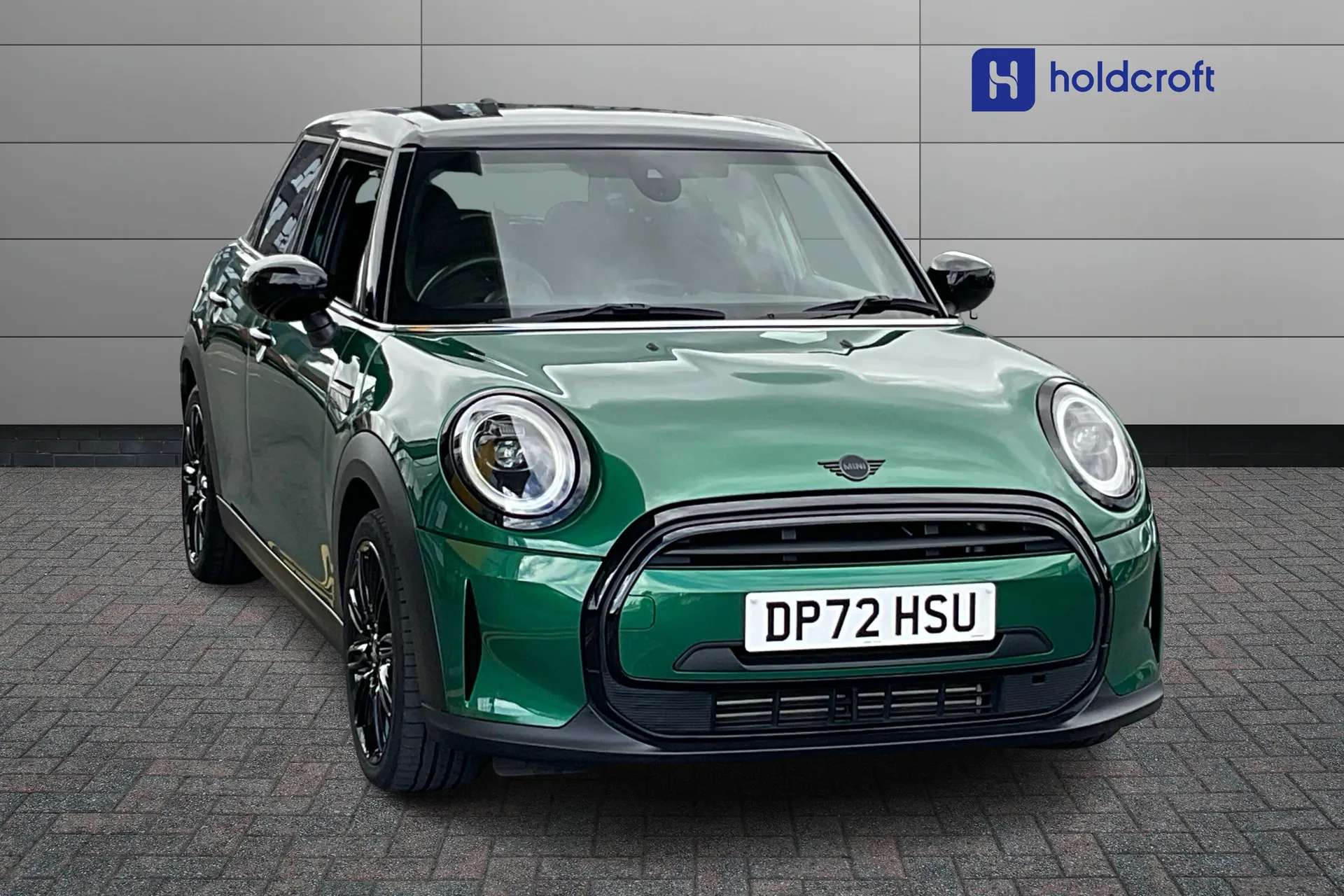 A 2022 MINI HATCH 1.5 Cooper Exclusive 5dr Auto A 2022 MINI HATCH 1.5 Cooper Exclusive 5dr Auto
