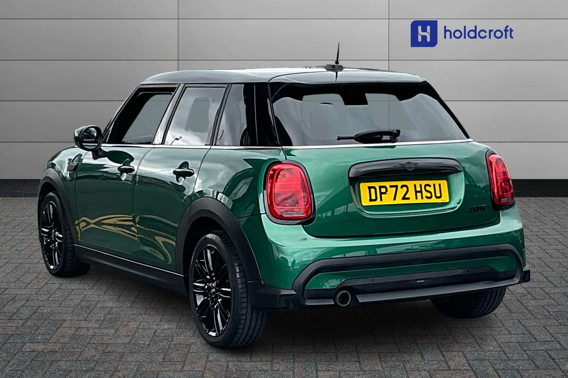 A 2022 MINI HATCH 1.5 Cooper Exclusive 5dr Auto A 2022 MINI HATCH 1.5 Cooper Exclusive 5dr Auto