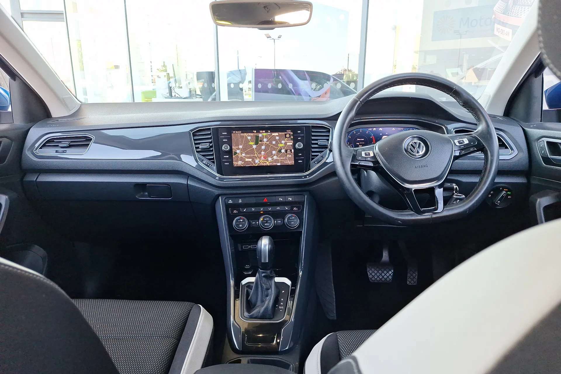 A 2019 VOLKSWAGEN T-ROC 1.5 TSI EVO SEL 5dr DSG A 2019 VOLKSWAGEN T-ROC 1.5 TSI EVO SEL 5dr DSG