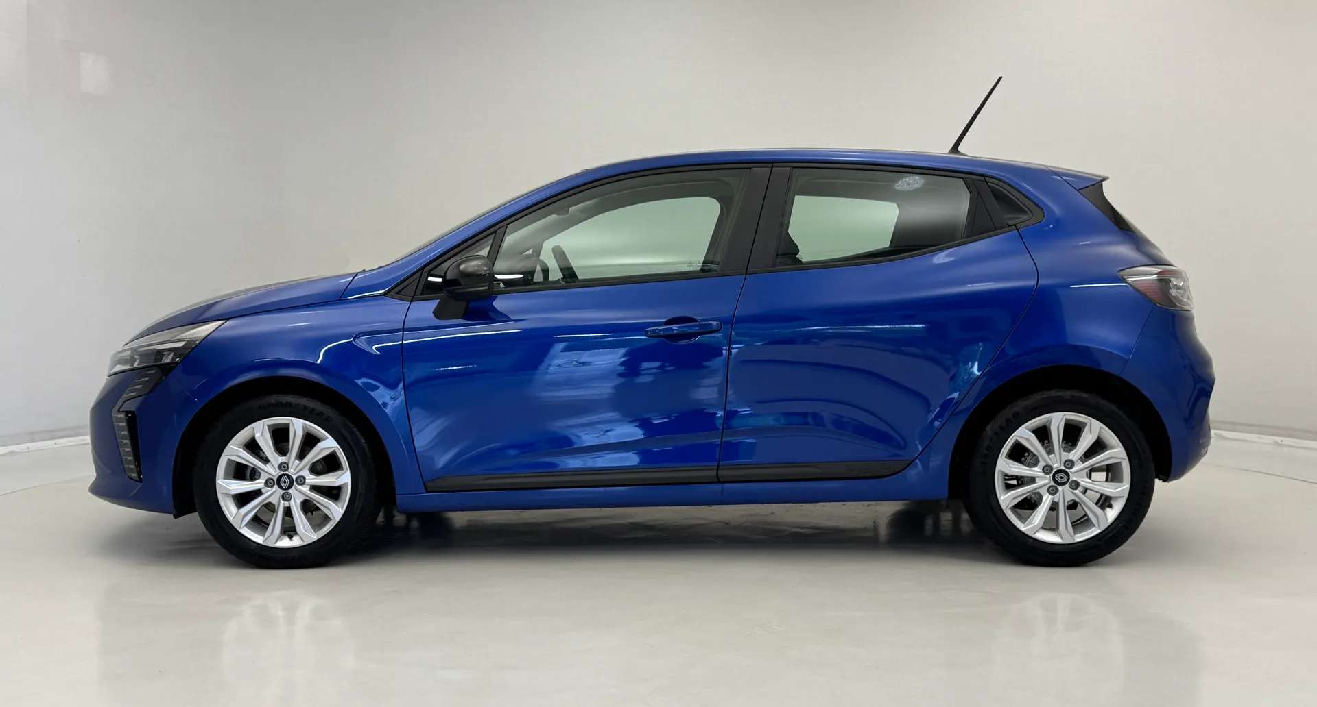 A 2024 RENAULT CLIO 1.0 TCe 90 Evolution 5dr A 2024 RENAULT CLIO 1.0 TCe 90 Evolution 5dr