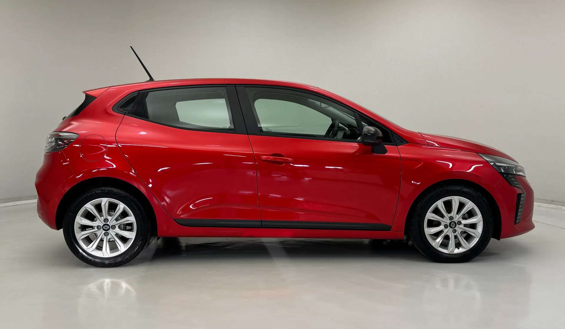 A 2024 RENAULT CLIO 1.0 TCe 90 Evolution 5dr A 2024 RENAULT CLIO 1.0 TCe 90 Evolution 5dr