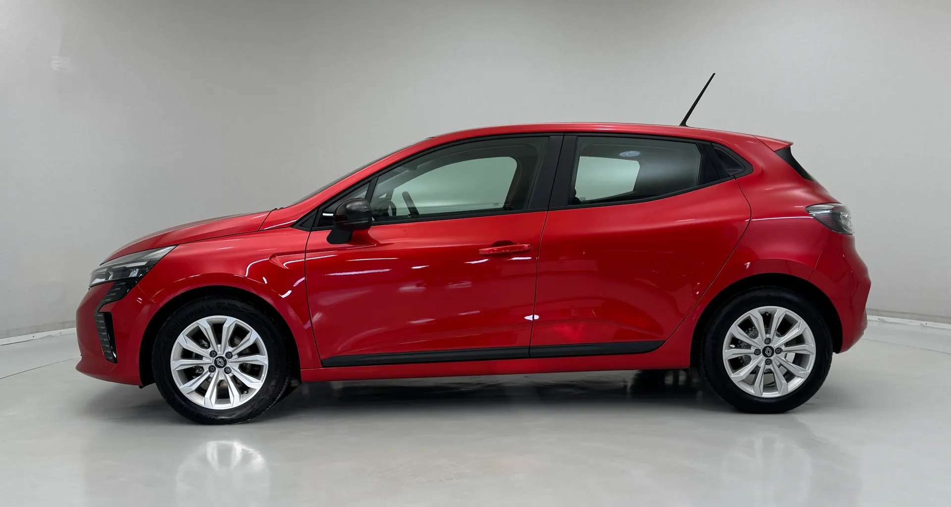 A 2024 RENAULT CLIO 1.0 TCe 90 Evolution 5dr A 2024 RENAULT CLIO 1.0 TCe 90 Evolution 5dr