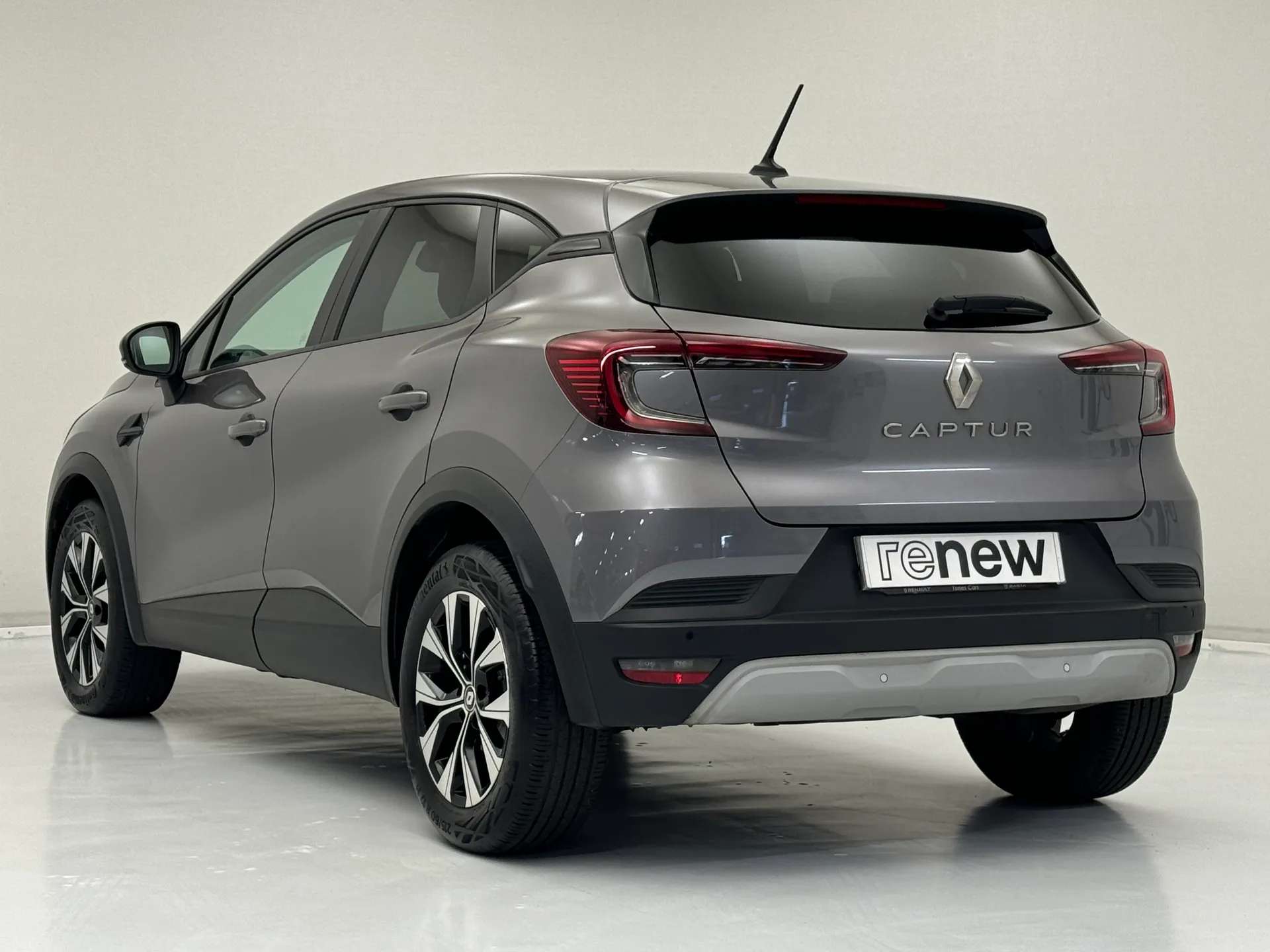 A 2022 RENAULT CAPTUR 1.3 Mild hybrid 140 Evolution 5dr A 2022 RENAULT CAPTUR 1.3 Mild hybrid 140 Evolution 5dr