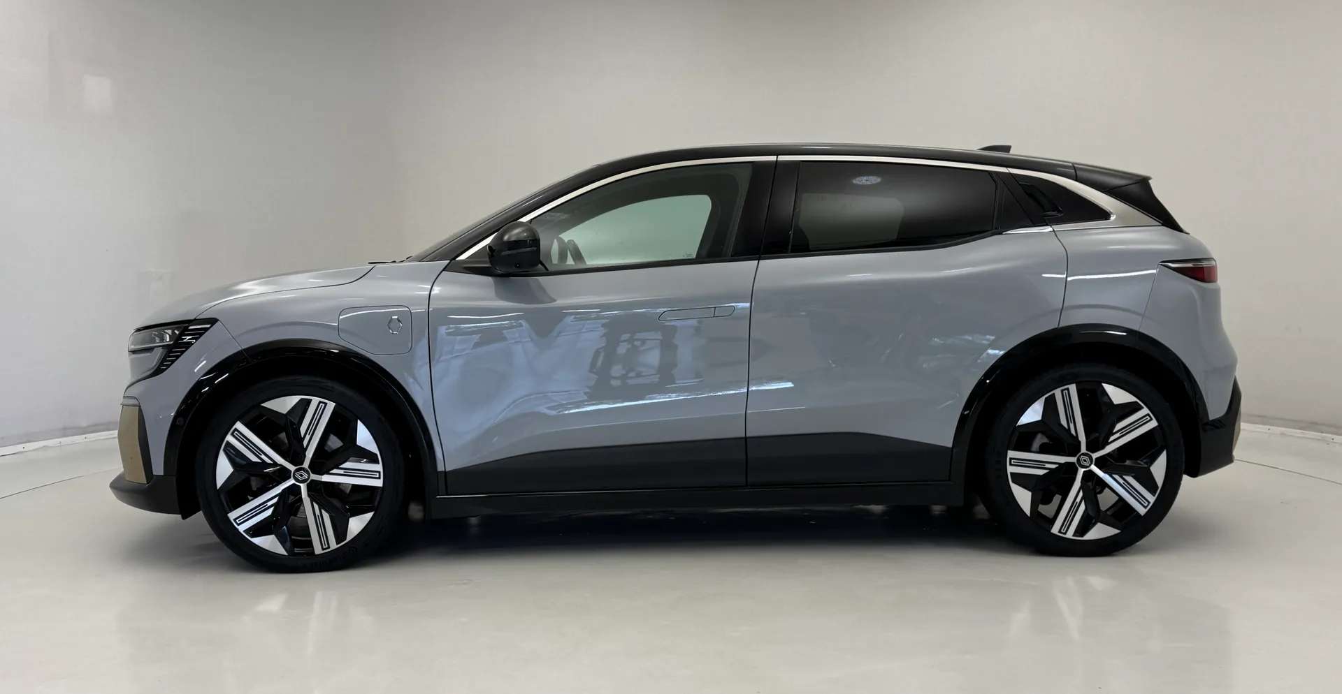 A 2023 RENAULT MEGANE E-TECH EV60 160kW Launch Edition 60kWh OC 5dr Auto A 2023 RENAULT MEGANE E-TECH EV60 160kW Launch Edition 60kWh OC 5dr Auto