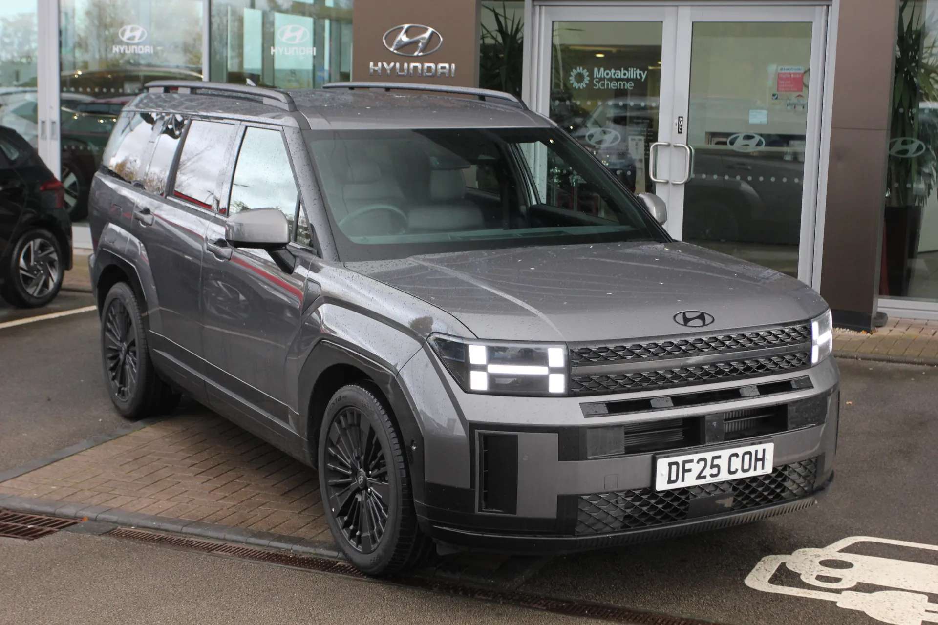 A 2025 HYUNDAI SANTA FE 1.6 TGDi Plug-in Hybrid Calligraphy 5dr 4WD Auto A 2025 HYUNDAI SANTA FE 1.6 TGDi Plug-in Hybrid Calligraphy 5dr 4WD Auto