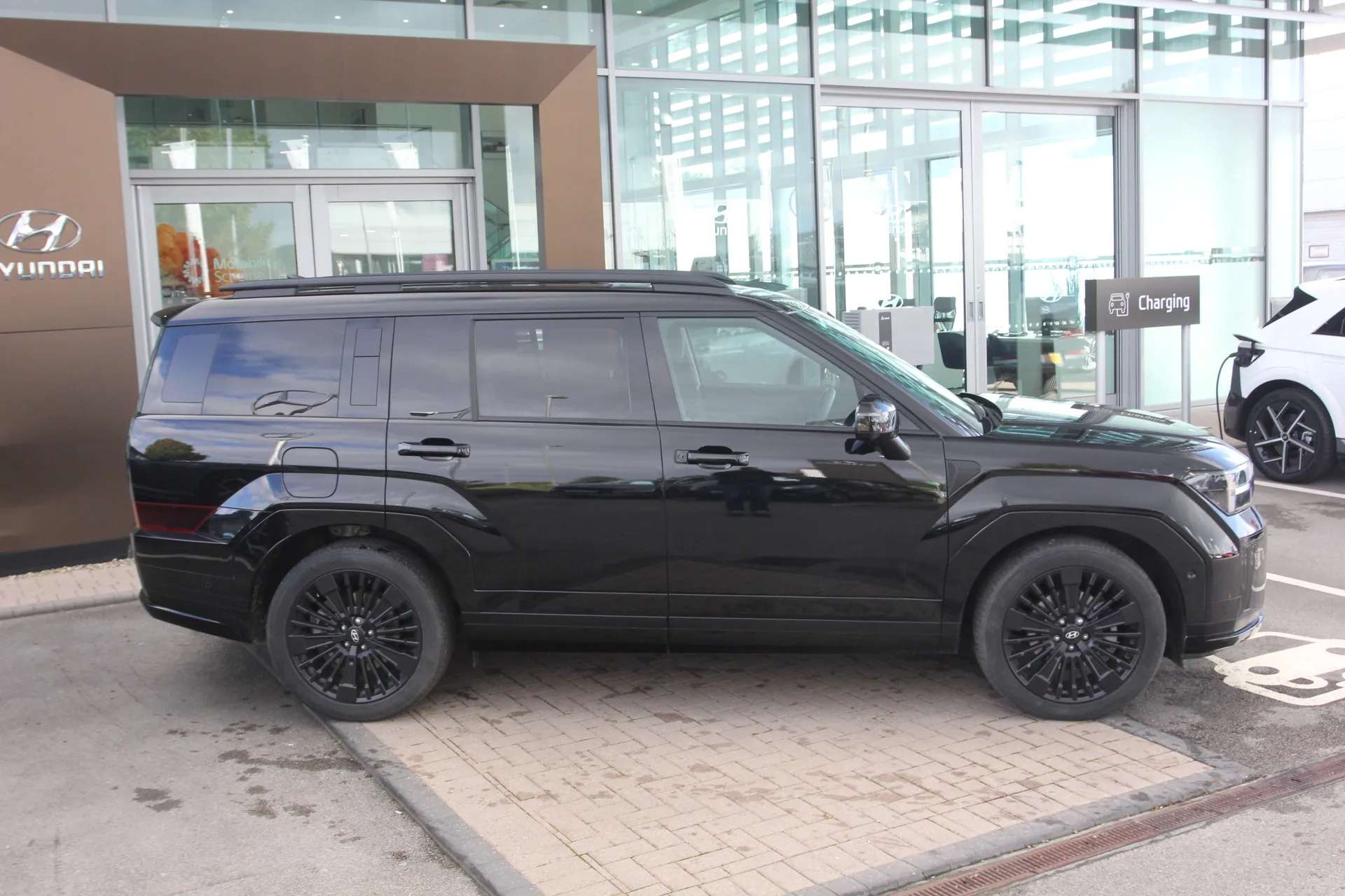 A 2025 HYUNDAI SANTA FE 1.6 TGDi Plug-in Hybrid Calligraphy 5dr 4WD Auto A 2025 HYUNDAI SANTA FE 1.6 TGDi Plug-in Hybrid Calligraphy 5dr 4WD Auto