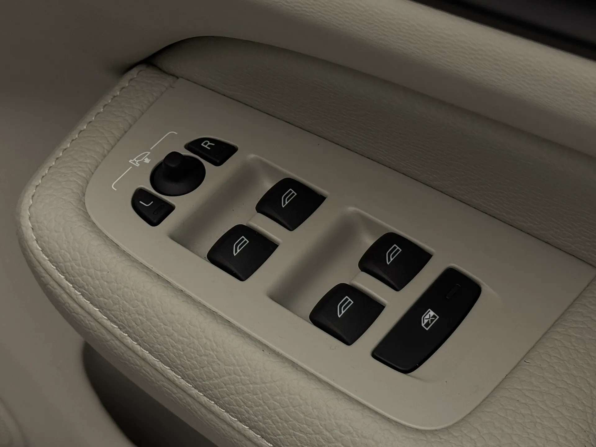 2021 VOLVO V60 2021 VOLVO V60