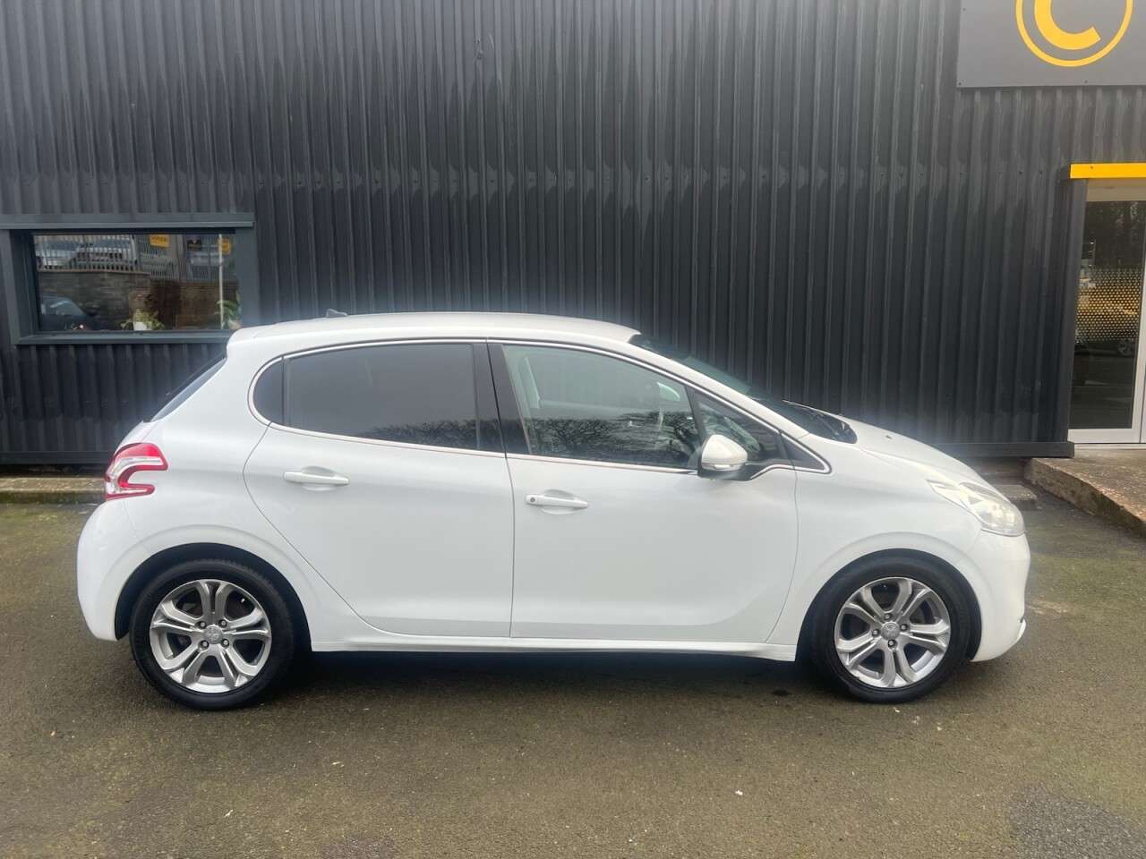 A null PEUGEOT 208 1.6 E-HDI ALLURE 5d 92 BHP Over 100 cars in stock A null PEUGEOT 208 1.6 E-HDI ALLURE 5d 92 BHP Over 100 cars in stock