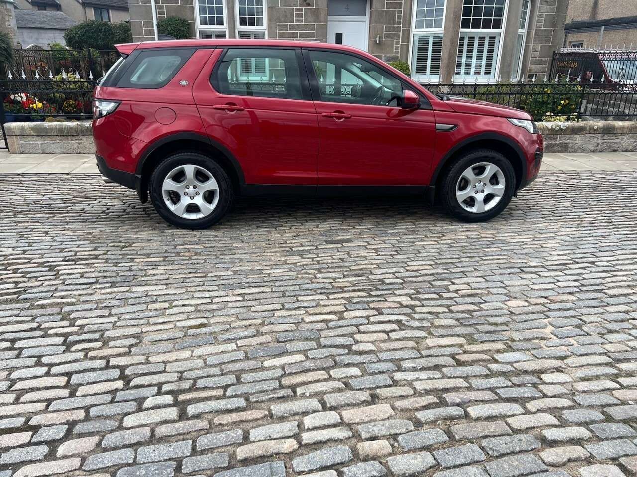 A 2017 LAND ROVER DISCOVERY SPORT 2.0L TD4 SE 5d 150 BHP A 2017 LAND ROVER DISCOVERY SPORT 2.0L TD4 SE 5d 150 BHP