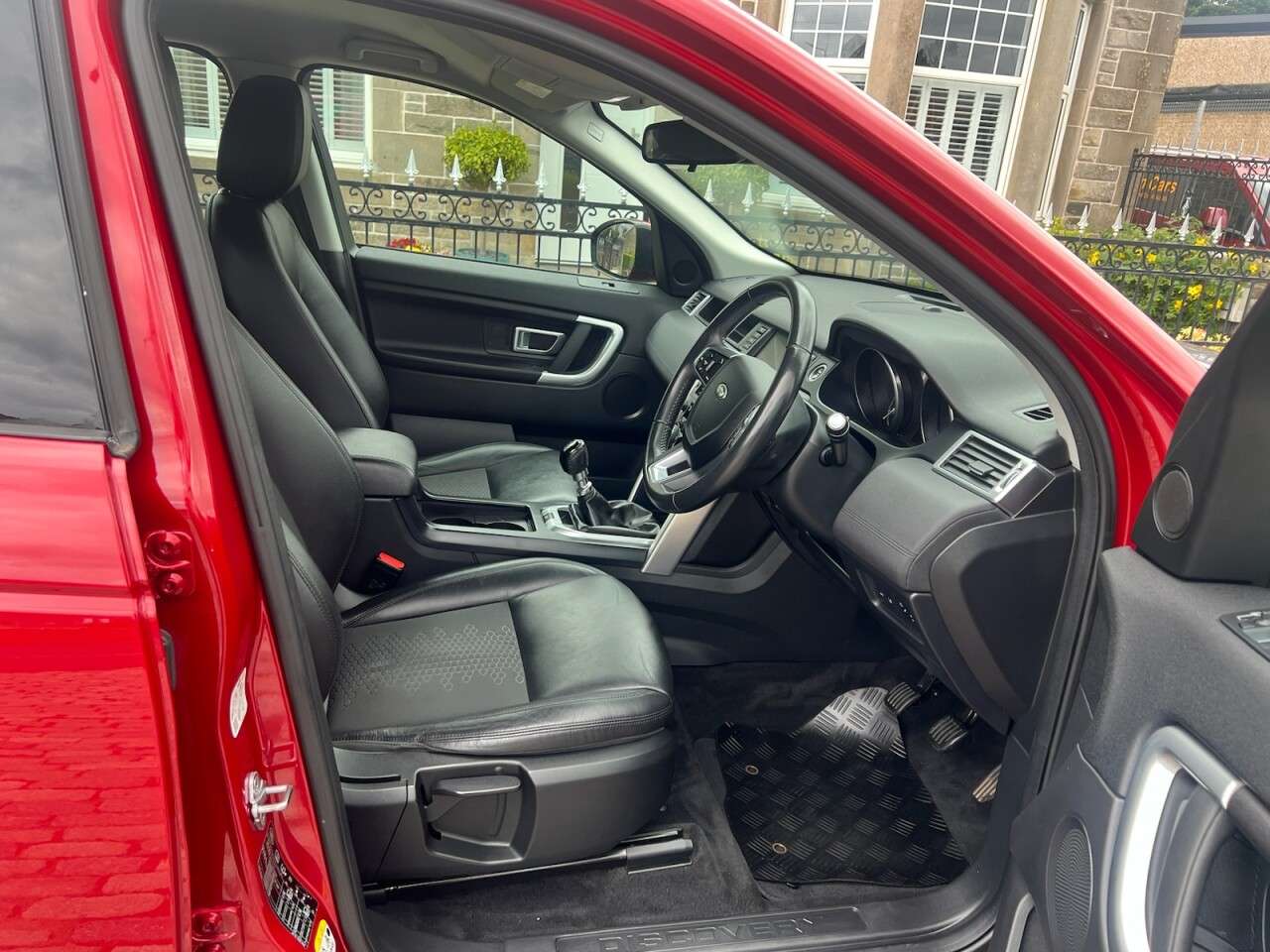 A 2017 LAND ROVER DISCOVERY SPORT 2.0L TD4 SE 5d 150 BHP A 2017 LAND ROVER DISCOVERY SPORT 2.0L TD4 SE 5d 150 BHP