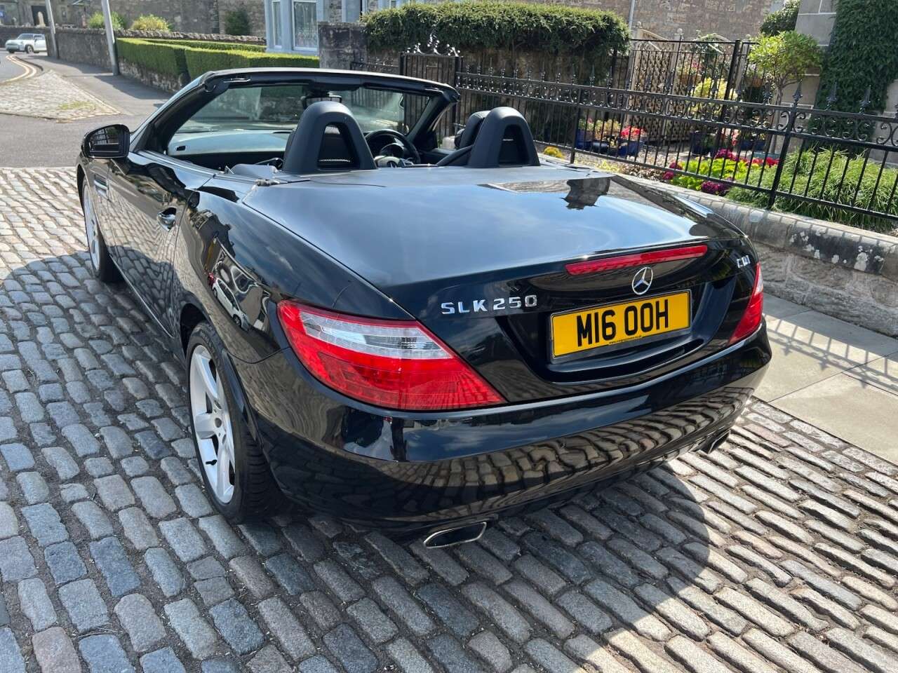 A 2012 MERCEDES-BENZ SLK 2.1 SLK250 CDI BlueEfficiency Convertible 2dr Diesel G-Tronic+ Euro 5 (s/s) A 2012 MERCEDES-BENZ SLK 2.1 SLK250 CDI BlueEfficiency Convertible 2dr Diesel G-Tronic+ Euro 5 (s/s)