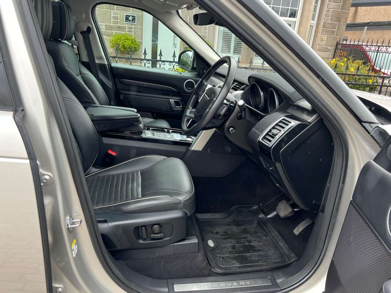 A 2017 LAND ROVER DISCOVERY TD6 HSE LUXURY A 2017 LAND ROVER DISCOVERY TD6 HSE LUXURY