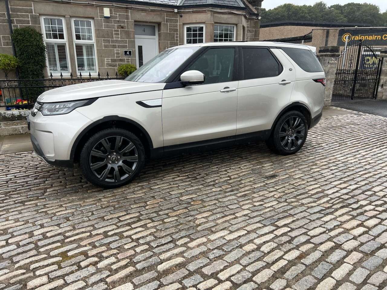 A 2017 LAND ROVER DISCOVERY TD6 HSE LUXURY A 2017 LAND ROVER DISCOVERY TD6 HSE LUXURY