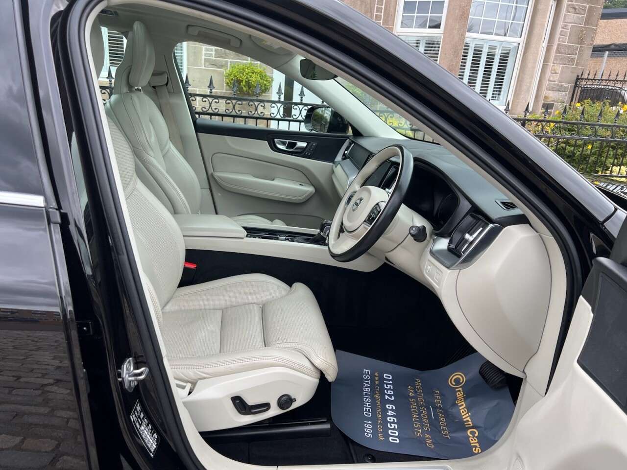 A 2018 VOLVO XC60 2.0 D4 Inscription Pro SUV 5dr Diesel Auto AWD Euro 6 (s/s) (190 ps) A 2018 VOLVO XC60 2.0 D4 Inscription Pro SUV 5dr Diesel Auto AWD Euro 6 (s/s) (190 ps)