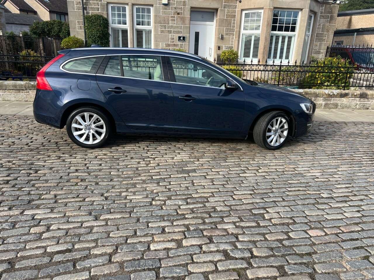 2015 VOLVO V60 2015 VOLVO V60