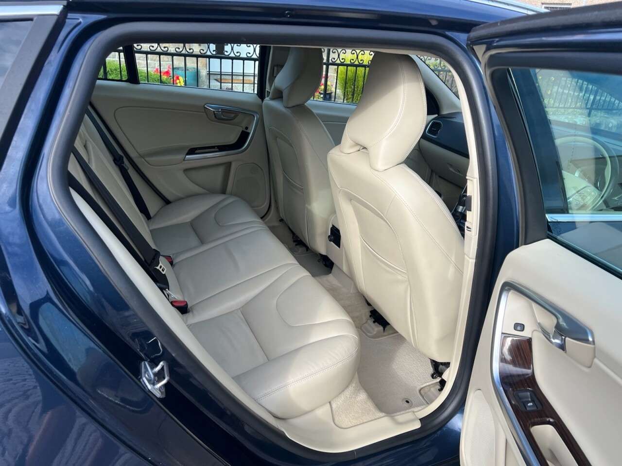 2015 VOLVO V60 2015 VOLVO V60