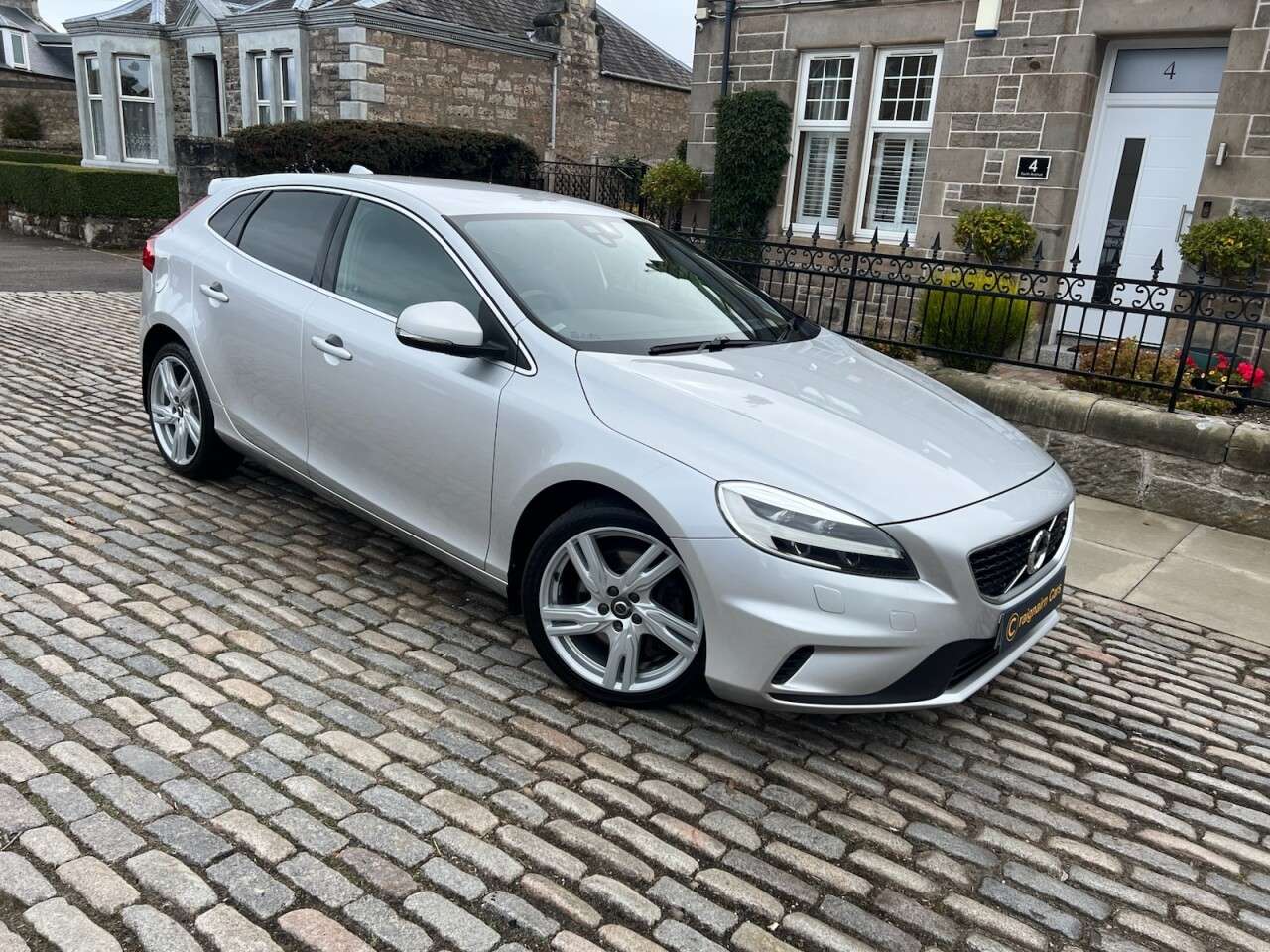 A null VOLVO V40 2.0 D4 R-Design Pro Hatchback 5dr Diesel Manual Euro 6 (s/s) (190 ps) A null VOLVO V40 2.0 D4 R-Design Pro Hatchback 5dr Diesel Manual Euro 6 (s/s) (190 ps)