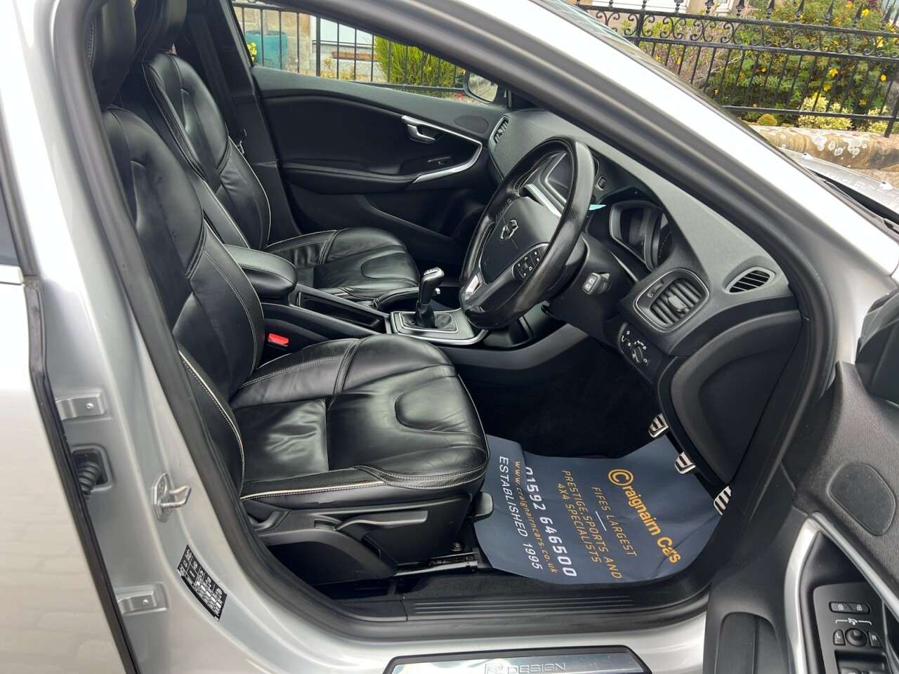 A null VOLVO V40 2.0 D4 R-Design Pro Hatchback 5dr Diesel Manual Euro 6 (s/s) (190 ps) A null VOLVO V40 2.0 D4 R-Design Pro Hatchback 5dr Diesel Manual Euro 6 (s/s) (190 ps)