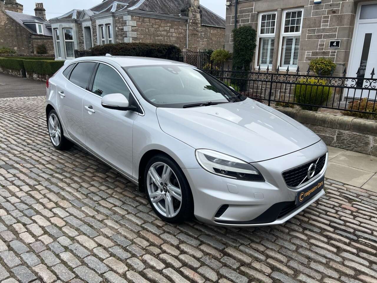 A null VOLVO V40 2.0 D4 R-Design Pro Hatchback 5dr Diesel Manual Euro 6 (s/s) (190 ps) A null VOLVO V40 2.0 D4 R-Design Pro Hatchback 5dr Diesel Manual Euro 6 (s/s) (190 ps)