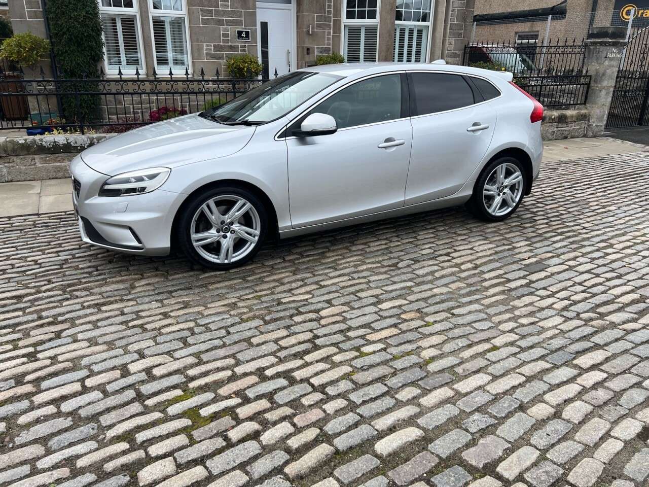 A null VOLVO V40 2.0 D4 R-Design Pro Hatchback 5dr Diesel Manual Euro 6 (s/s) (190 ps) A null VOLVO V40 2.0 D4 R-Design Pro Hatchback 5dr Diesel Manual Euro 6 (s/s) (190 ps)