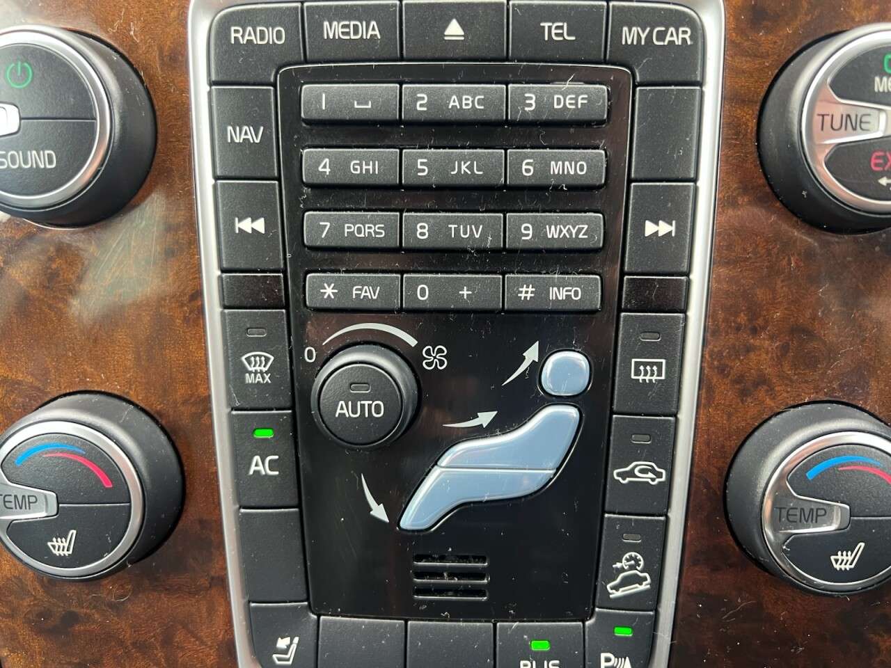 2012 VOLVO XC70 2012 VOLVO XC70