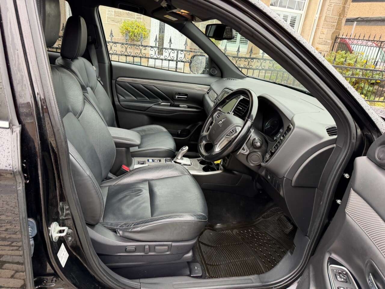 A null MITSUBISHI OUTLANDER 2.4h TwinMotor 13.8kWh Dynamic SUV 5dr Petrol Plug-in Hybrid CVT 4WD Euro 6 A null MITSUBISHI OUTLANDER 2.4h TwinMotor 13.8kWh Dynamic SUV 5dr Petrol Plug-in Hybrid CVT 4WD Euro 6