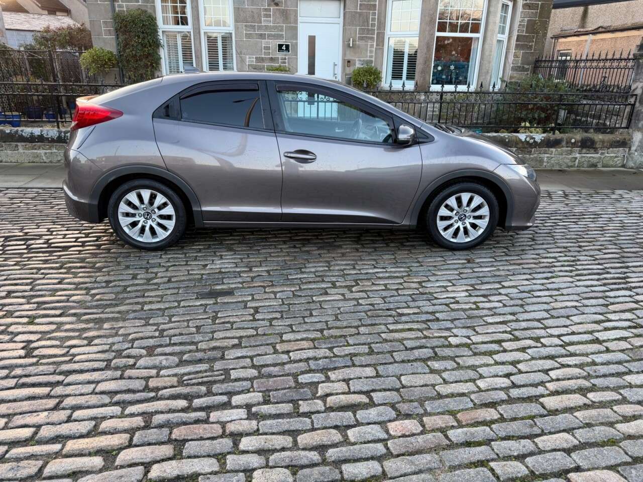 A 2013 HONDA CIVIC 1.6 i-DTEC ES Hatchback 5dr Diesel Manual Euro 5 (s/s) (120 ps) Over 100 ca A 2013 HONDA CIVIC 1.6 i-DTEC ES Hatchback 5dr Diesel Manual Euro 5 (s/s) (120 ps) Over 100 ca