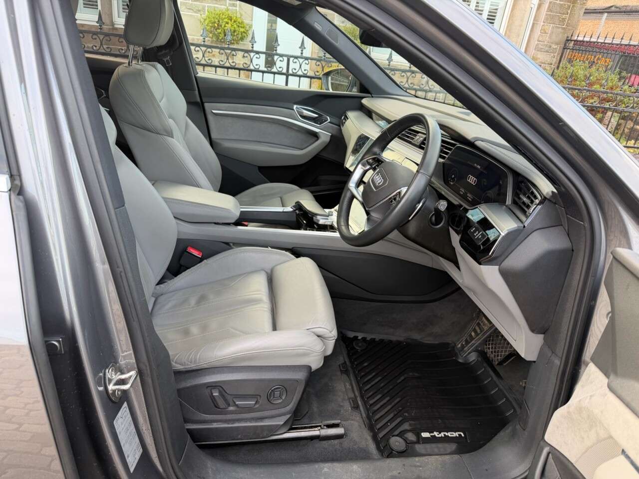 A 2019 AUDI E-TRON 55 SUV 5dr Electric Auto quattro 95kWh (408 ps) A 2019 AUDI E-TRON 55 SUV 5dr Electric Auto quattro 95kWh (408 ps)