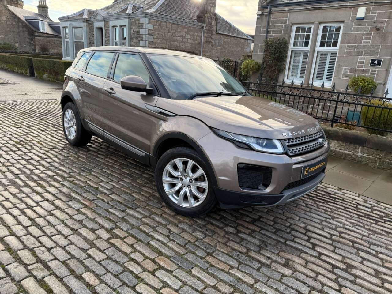 A 2017 LAND ROVER RANGE ROVER EVOQUE 2.0 TD4 SE SUV 5dr Diesel Auto 4WD Euro 6 (s/s) (180 ps) A 2017 LAND ROVER RANGE ROVER EVOQUE 2.0 TD4 SE SUV 5dr Diesel Auto 4WD Euro 6 (s/s) (180 ps)