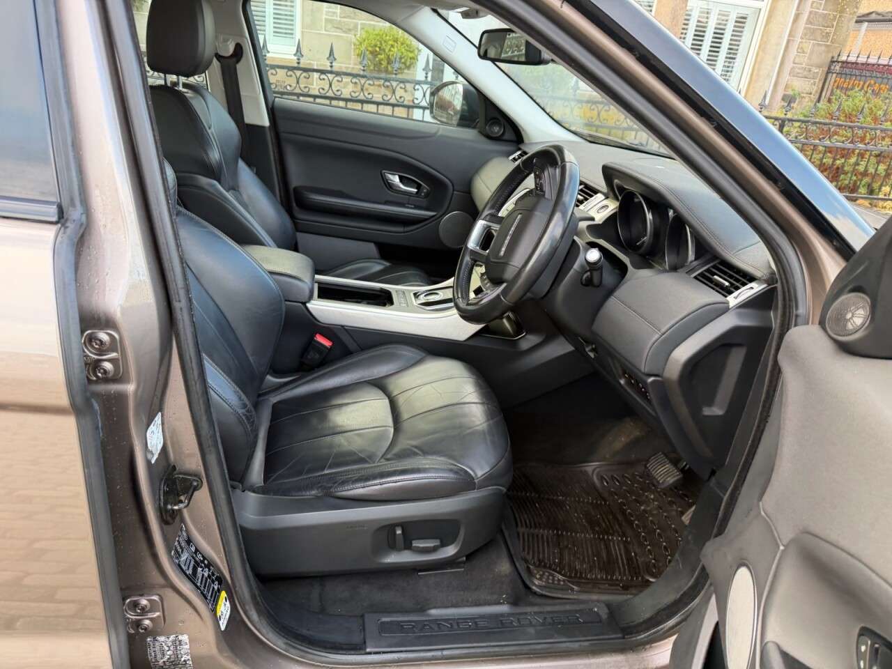 A 2017 LAND ROVER RANGE ROVER EVOQUE 2.0 TD4 SE SUV 5dr Diesel Auto 4WD Euro 6 (s/s) (180 ps) A 2017 LAND ROVER RANGE ROVER EVOQUE 2.0 TD4 SE SUV 5dr Diesel Auto 4WD Euro 6 (s/s) (180 ps)