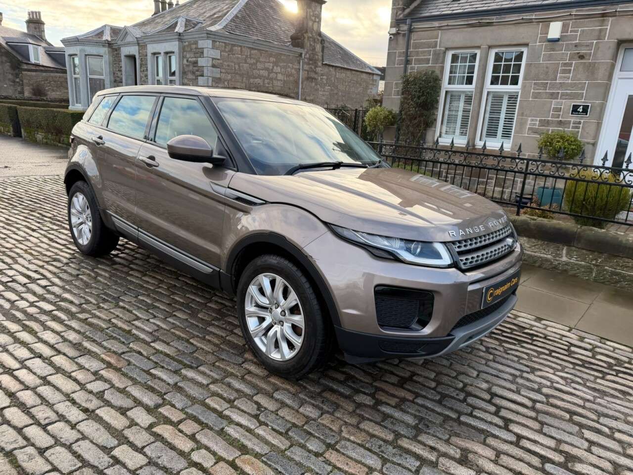 A 2017 LAND ROVER RANGE ROVER EVOQUE 2.0 TD4 SE SUV 5dr Diesel Auto 4WD Euro 6 (s/s) (180 ps) A 2017 LAND ROVER RANGE ROVER EVOQUE 2.0 TD4 SE SUV 5dr Diesel Auto 4WD Euro 6 (s/s) (180 ps)