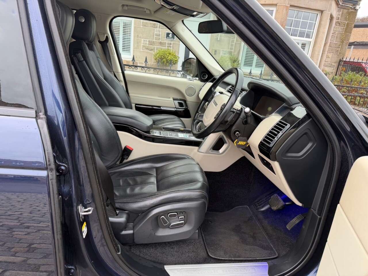 A 2014 LAND ROVER RANGE ROVER 4.4 SD V8 Vogue SE SUV 5dr Diesel Auto 4WD Euro 5 (339 ps) A 2014 LAND ROVER RANGE ROVER 4.4 SD V8 Vogue SE SUV 5dr Diesel Auto 4WD Euro 5 (339 ps)