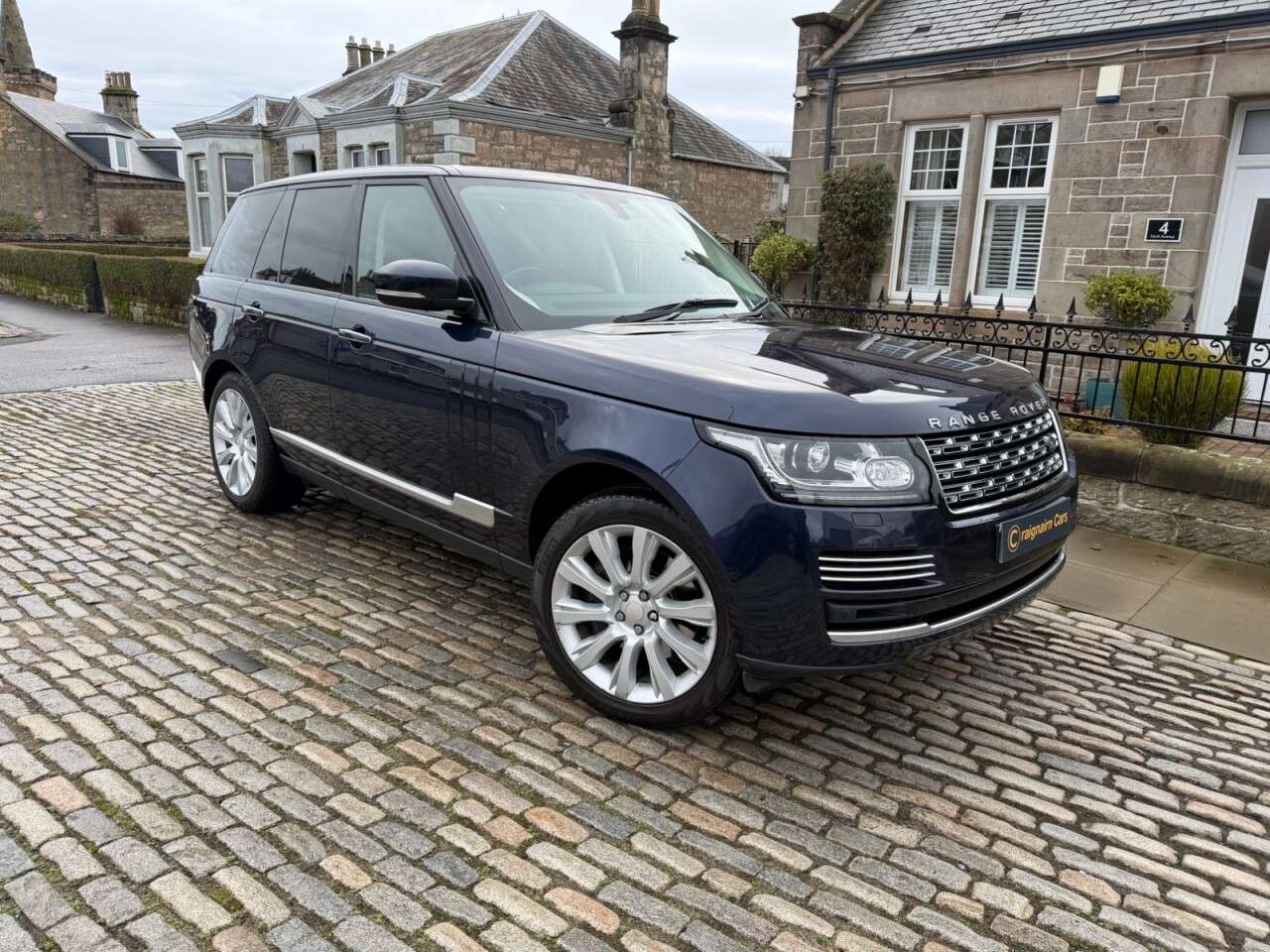 A 2014 LAND ROVER RANGE ROVER 4.4 SD V8 Vogue SE SUV 5dr Diesel Auto 4WD Euro 5 (339 ps) A 2014 LAND ROVER RANGE ROVER 4.4 SD V8 Vogue SE SUV 5dr Diesel Auto 4WD Euro 5 (339 ps)