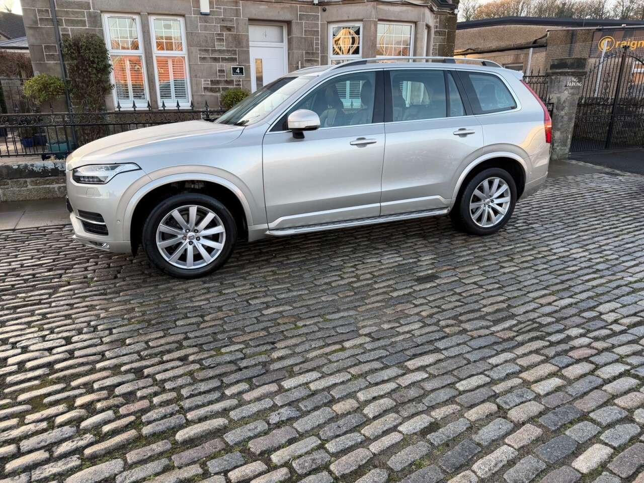 A 2015 VOLVO XC90 2.0 D5 Momentum SUV 5dr Diesel Geartronic 4WD Euro 6 (s/s) (225 ps) A 2015 VOLVO XC90 2.0 D5 Momentum SUV 5dr Diesel Geartronic 4WD Euro 6 (s/s) (225 ps)