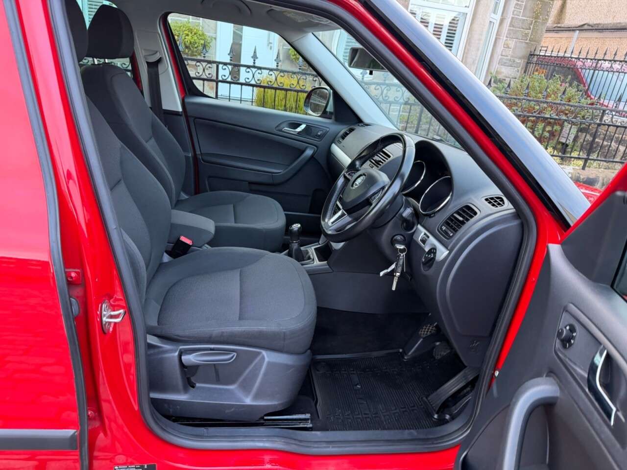 A 2015 SKODA YETI 2.0 TDI SE Outdoor 5dr Diesel Manual Euro 5 (110 ps) A 2015 SKODA YETI 2.0 TDI SE Outdoor 5dr Diesel Manual Euro 5 (110 ps)