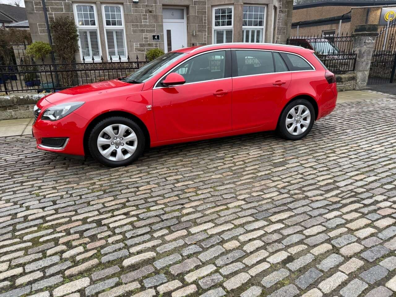 A 2016 VAUXHALL INSIGNIA 1.6 CDTi SE Sports Tourer 5dr Diesel Auto Euro 6 (136 ps) A 2016 VAUXHALL INSIGNIA 1.6 CDTi SE Sports Tourer 5dr Diesel Auto Euro 6 (136 ps)