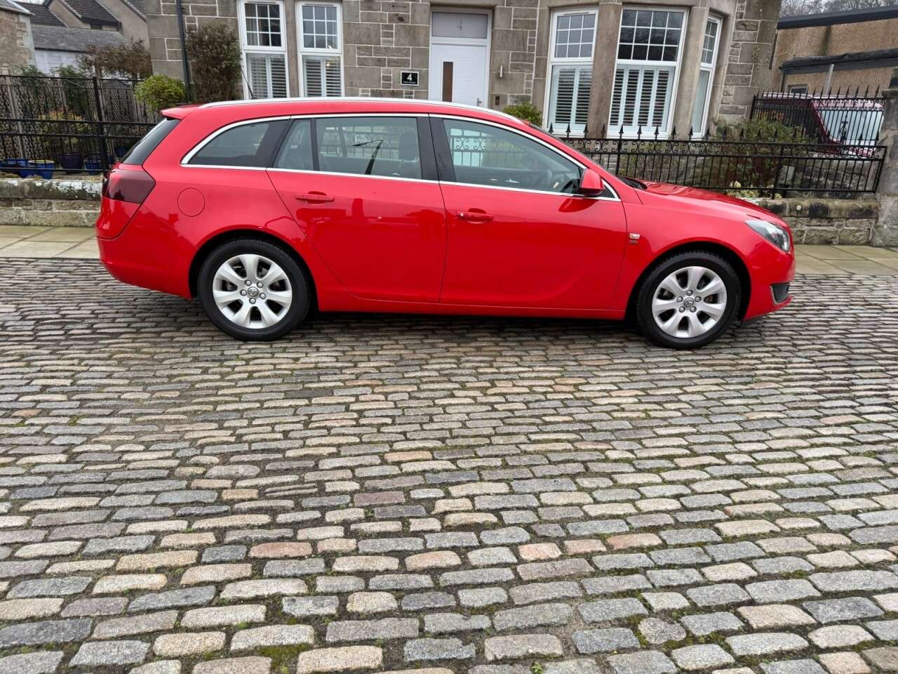 A 2016 VAUXHALL INSIGNIA 1.6 CDTi SE Sports Tourer 5dr Diesel Auto Euro 6 (136 ps) A 2016 VAUXHALL INSIGNIA 1.6 CDTi SE Sports Tourer 5dr Diesel Auto Euro 6 (136 ps)