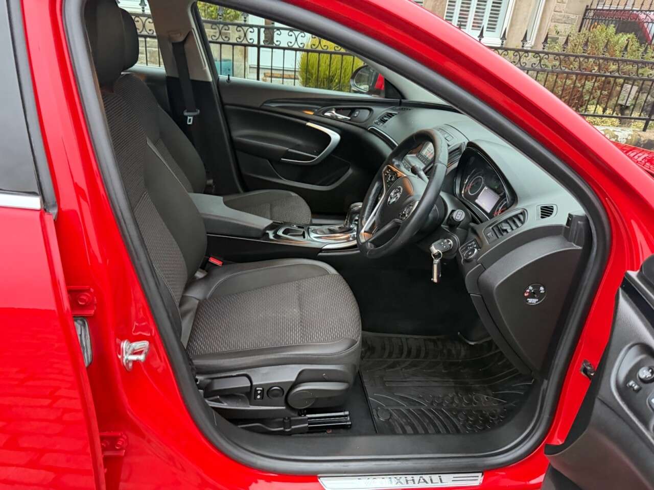 A 2016 VAUXHALL INSIGNIA 1.6 CDTi SE Sports Tourer 5dr Diesel Auto Euro 6 (136 ps) A 2016 VAUXHALL INSIGNIA 1.6 CDTi SE Sports Tourer 5dr Diesel Auto Euro 6 (136 ps)