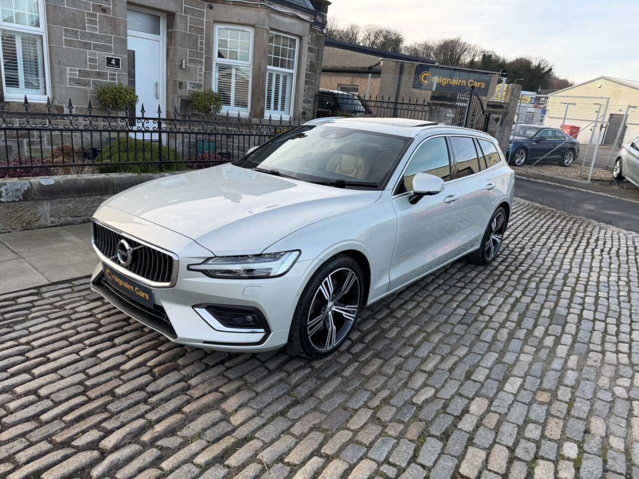 A 2018 VOLVO V60 2.0 D4 Inscription Pro Estate 5dr Diesel Auto Euro 6 (s/s) (190 ps) A 2018 VOLVO V60 2.0 D4 Inscription Pro Estate 5dr Diesel Auto Euro 6 (s/s) (190 ps)