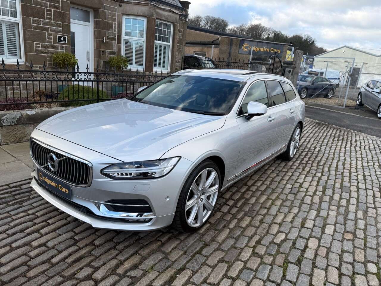 A 2018 VOLVO V90 2.0 D4 Inscription Pro Estate 5dr Diesel Auto Euro 6 (s/s) (190 ps) A 2018 VOLVO V90 2.0 D4 Inscription Pro Estate 5dr Diesel Auto Euro 6 (s/s) (190 ps)