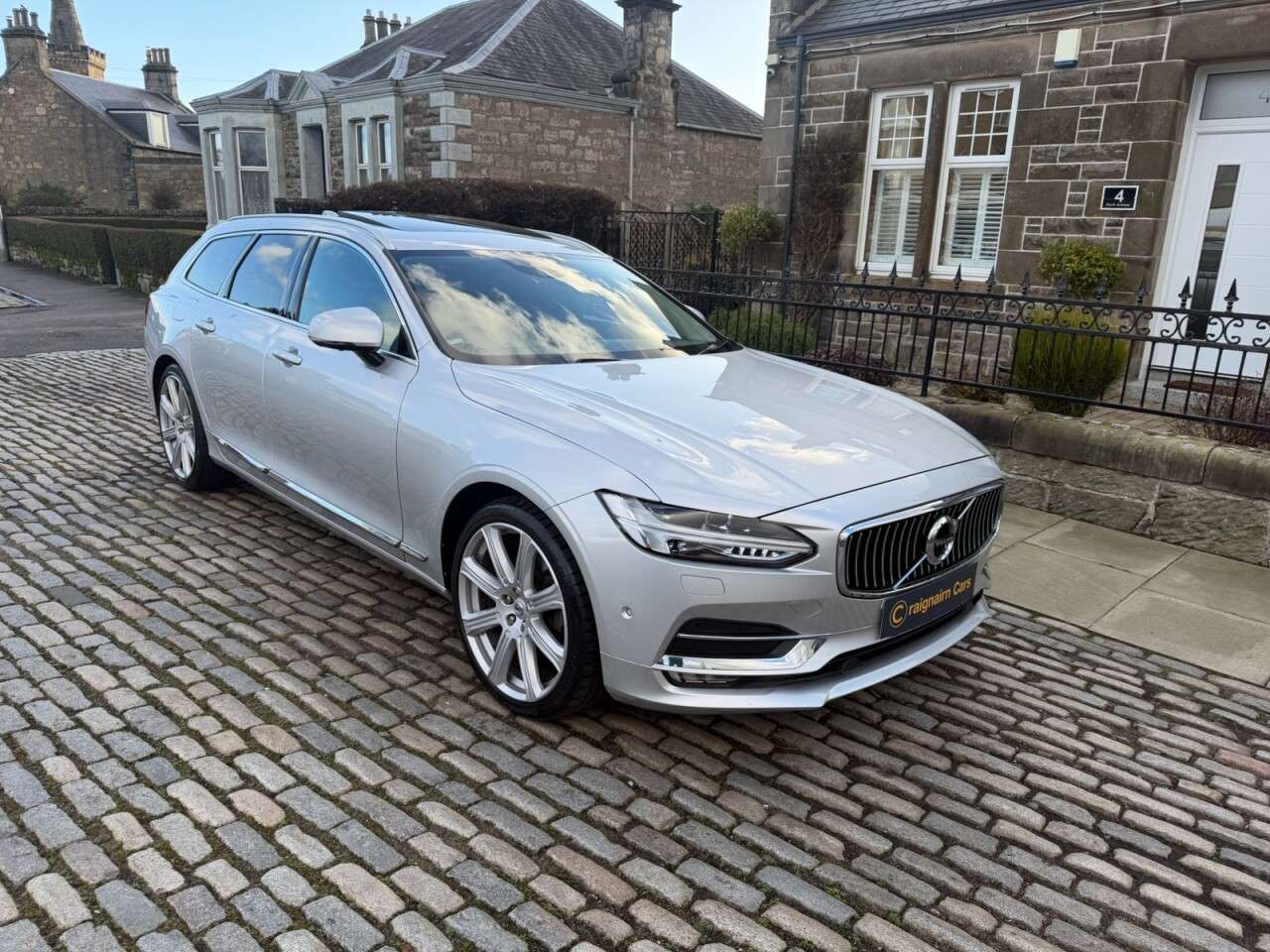 A 2018 VOLVO V90 2.0 D4 Inscription Pro Estate 5dr Diesel Auto Euro 6 (s/s) (190 ps) A 2018 VOLVO V90 2.0 D4 Inscription Pro Estate 5dr Diesel Auto Euro 6 (s/s) (190 ps)