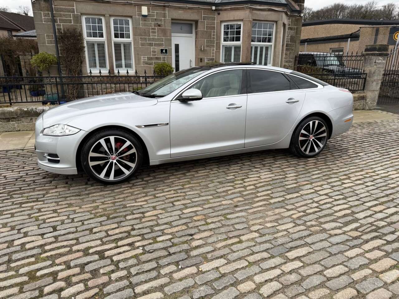 A 2014 JAGUAR XJ 3.0d V6 Portfolio Saloon 4dr Diesel Auto Euro 5 (s/s) (275 ps) A 2014 JAGUAR XJ 3.0d V6 Portfolio Saloon 4dr Diesel Auto Euro 5 (s/s) (275 ps)