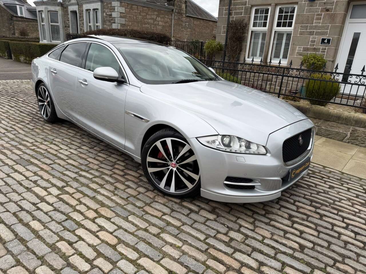 A 2014 JAGUAR XJ 3.0d V6 Portfolio Saloon 4dr Diesel Auto Euro 5 (s/s) (275 ps) A 2014 JAGUAR XJ 3.0d V6 Portfolio Saloon 4dr Diesel Auto Euro 5 (s/s) (275 ps)