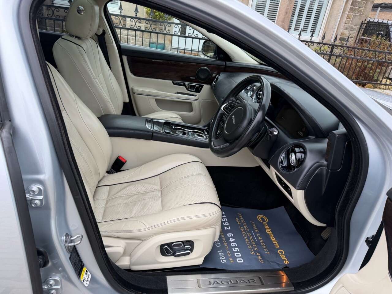 A 2014 JAGUAR XJ 3.0d V6 Portfolio Saloon 4dr Diesel Auto Euro 5 (s/s) (275 ps) A 2014 JAGUAR XJ 3.0d V6 Portfolio Saloon 4dr Diesel Auto Euro 5 (s/s) (275 ps)