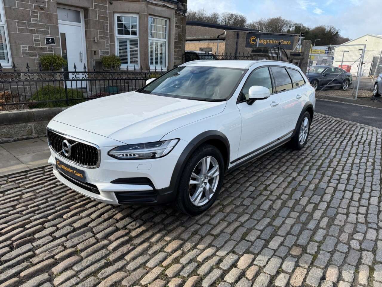 A 2017 VOLVO V90 CROSS COUNTRY 2.0 D5 PowerPulse Pro Estate 5dr Diesel Auto AWD Euro 6 (s/s) (235 ps) A 2017 VOLVO V90 CROSS COUNTRY 2.0 D5 PowerPulse Pro Estate 5dr Diesel Auto AWD Euro 6 (s/s) (235 ps)