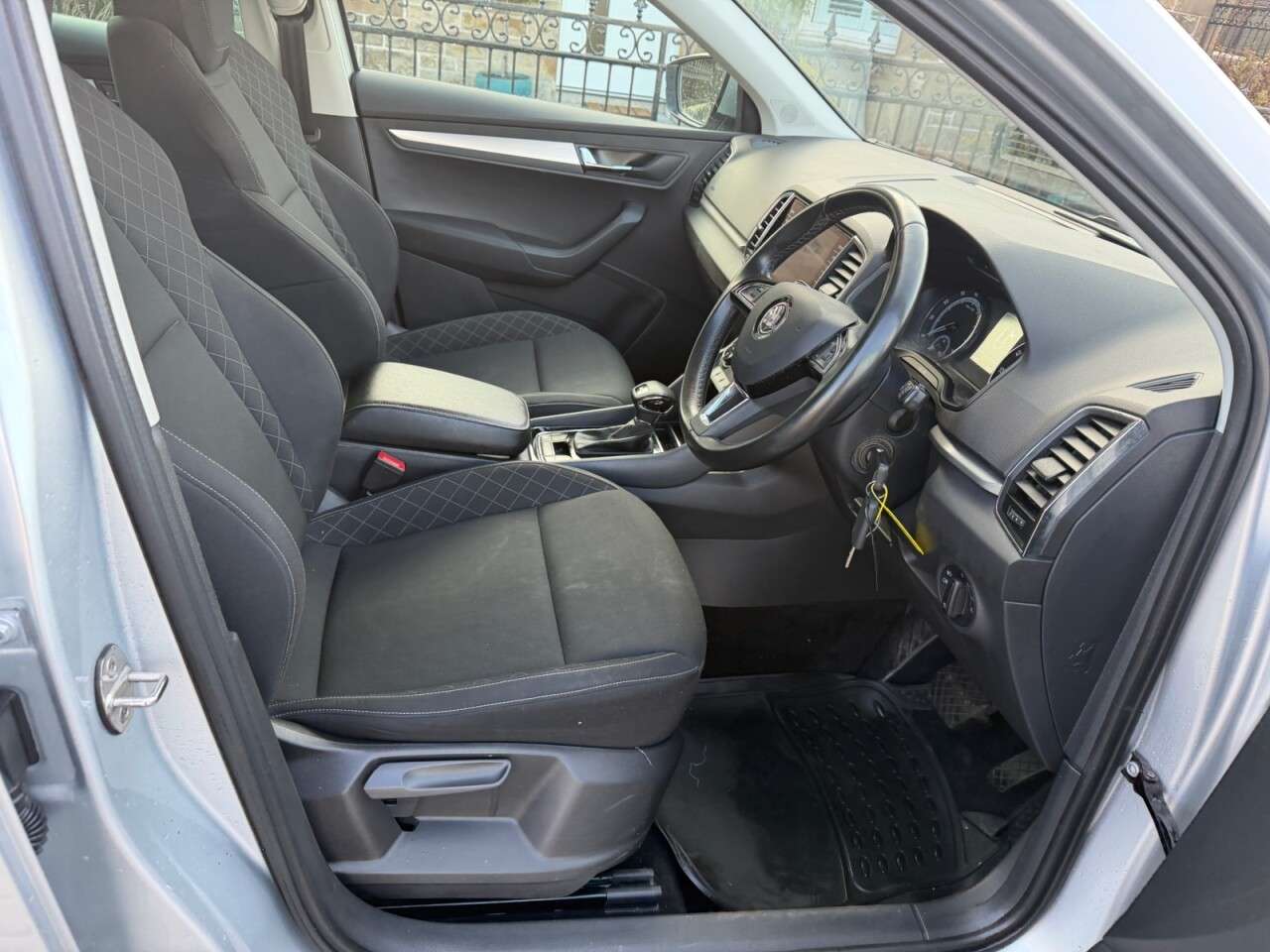 A 2018 SKODA KAROQ 1.5 TSI ACT SE SUV 5dr Petrol DSG Euro 6 (s/s) (150 ps) A 2018 SKODA KAROQ 1.5 TSI ACT SE SUV 5dr Petrol DSG Euro 6 (s/s) (150 ps)