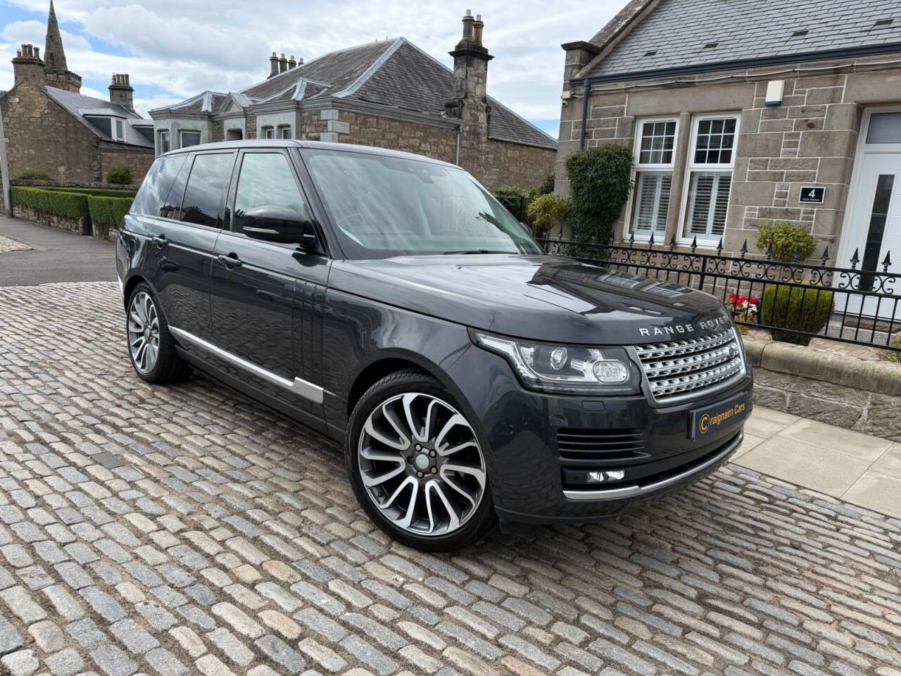 A 2017 LAND ROVER RANGE ROVER 3.0 TD V6 Vogue SUV 5dr Diesel Auto 4WD Euro 6 (s/s) (258 ps) A 2017 LAND ROVER RANGE ROVER 3.0 TD V6 Vogue SUV 5dr Diesel Auto 4WD Euro 6 (s/s) (258 ps)
